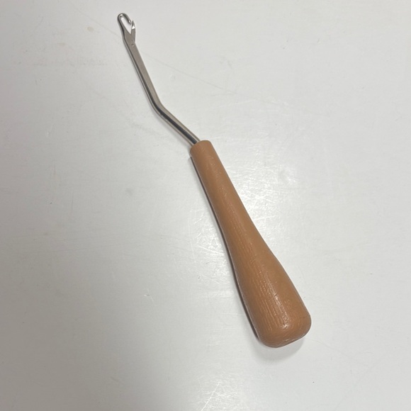 Latch Hook Rug Tool - Picture 3 of 4